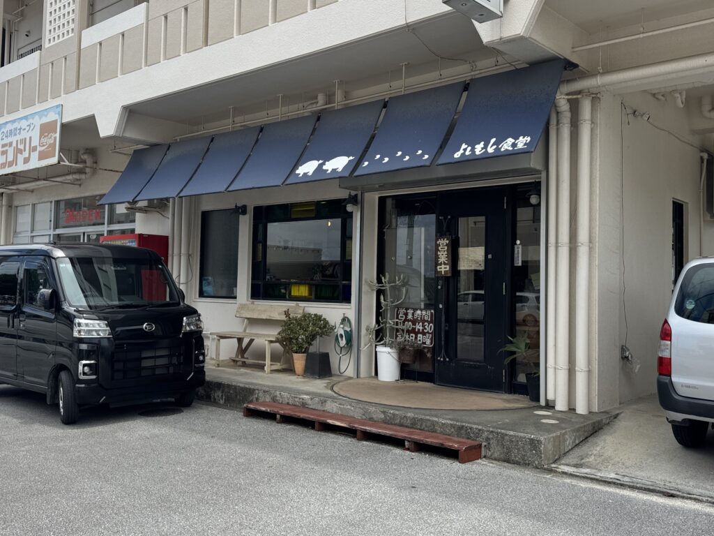 糸満のよしもと食堂で、家内と「そば時間」